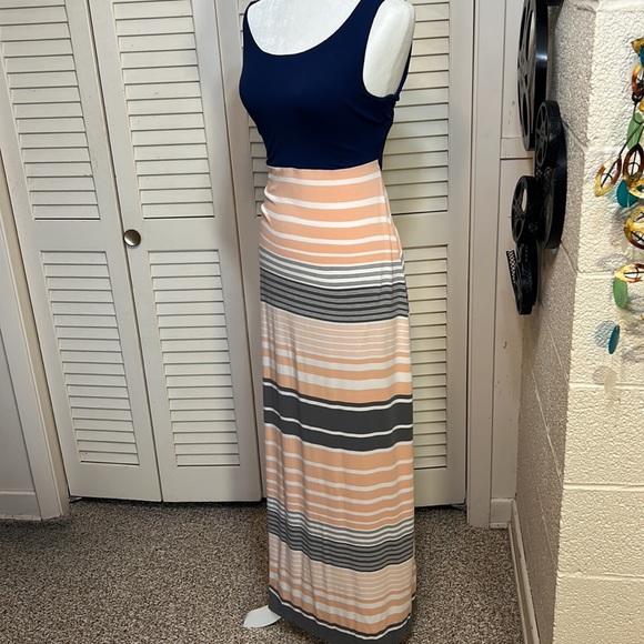 MARKET & SPRUCE S floor length, peekaboo back maxi dress - Picture 2 of 10